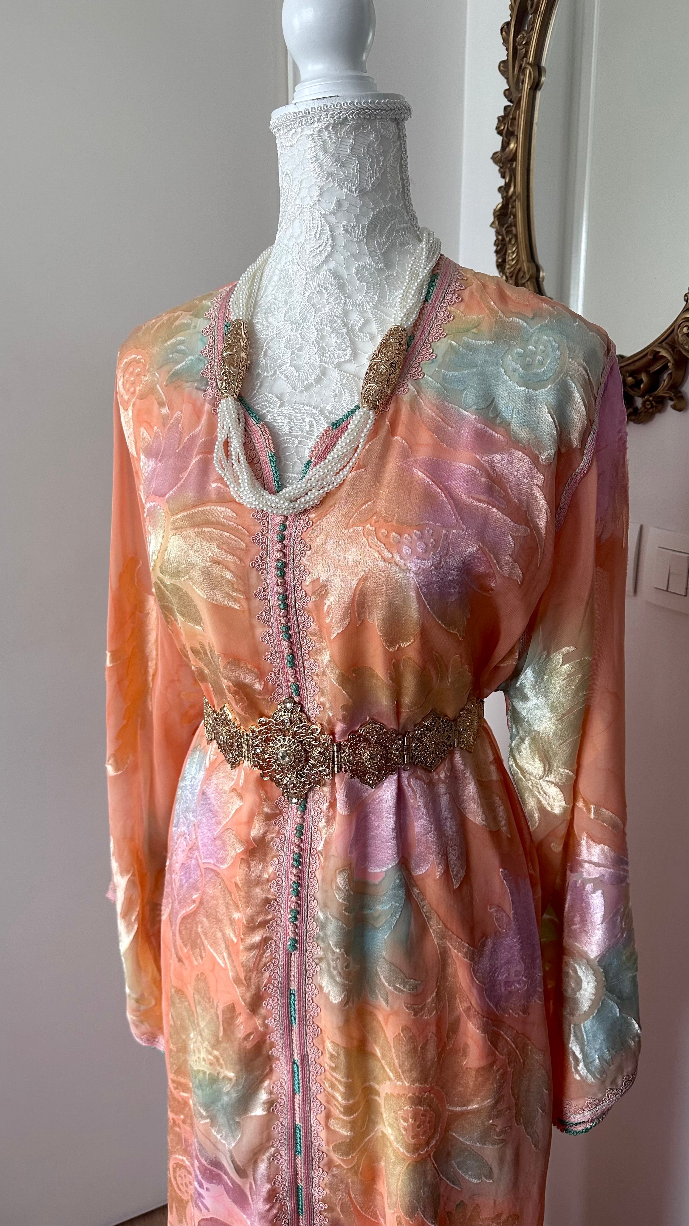 Takchita vintage saumon détails velours – Réf. TAK-094