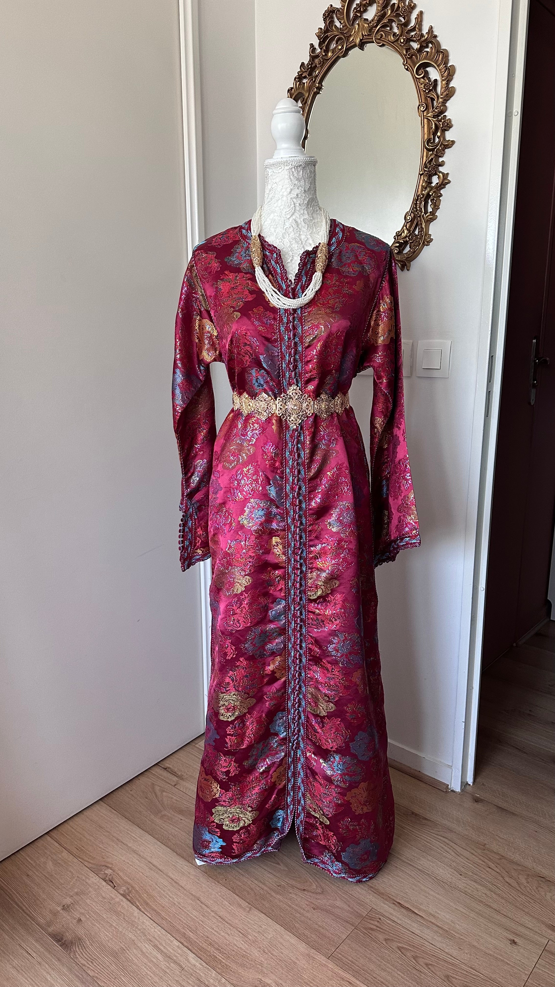 Caftan vintage bordeaux en brocard – Réf. CAF-070