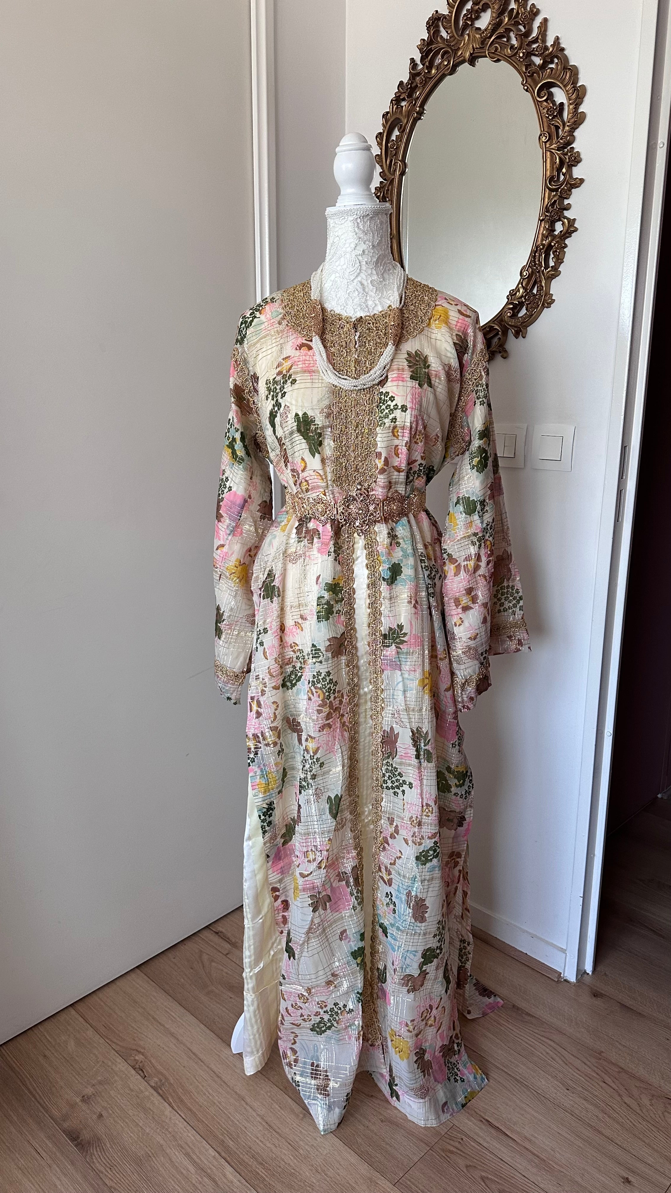Takchita vintage beige à motifs fleuris – Réf. TAK-080