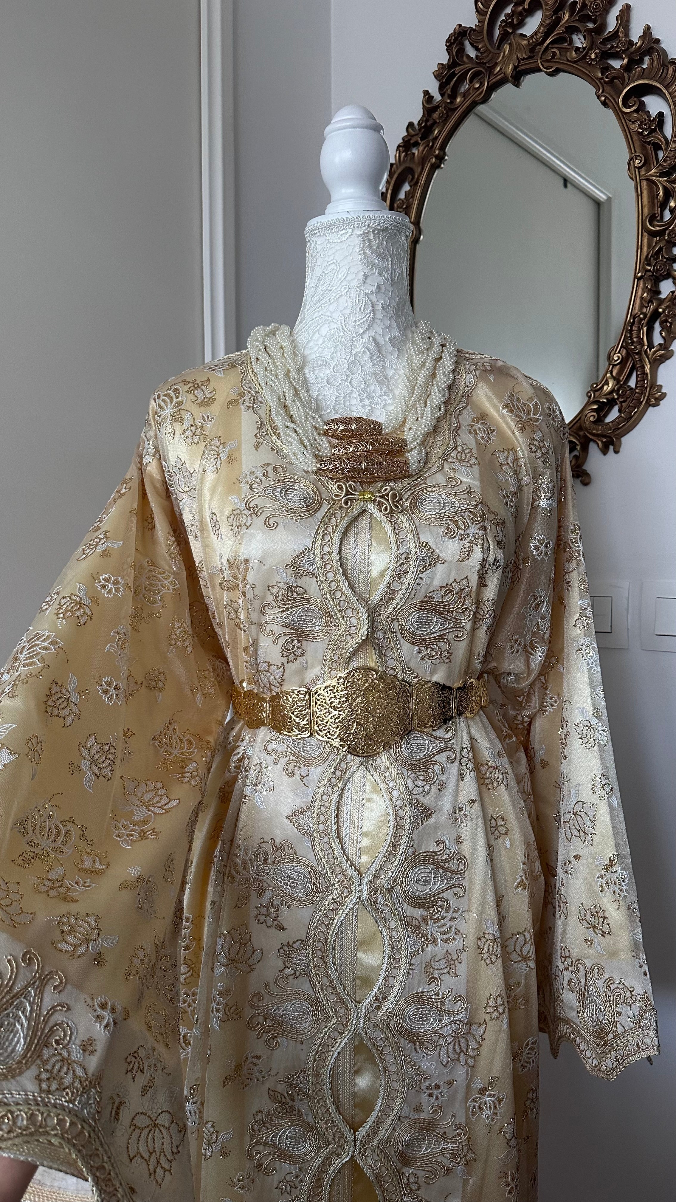 Takchita vintage beige brodée – Réf. TAK-027