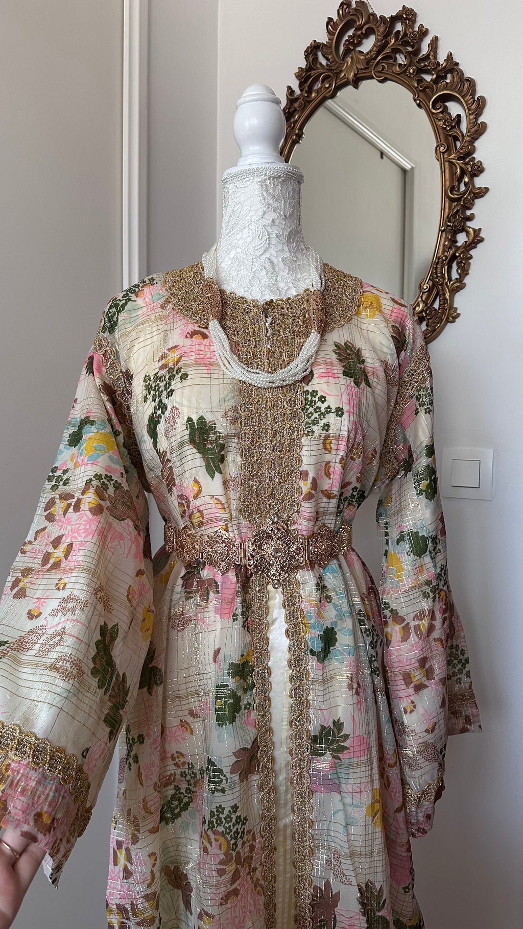 Takchita vintage beige à motifs fleuris – Réf. TAK-080
