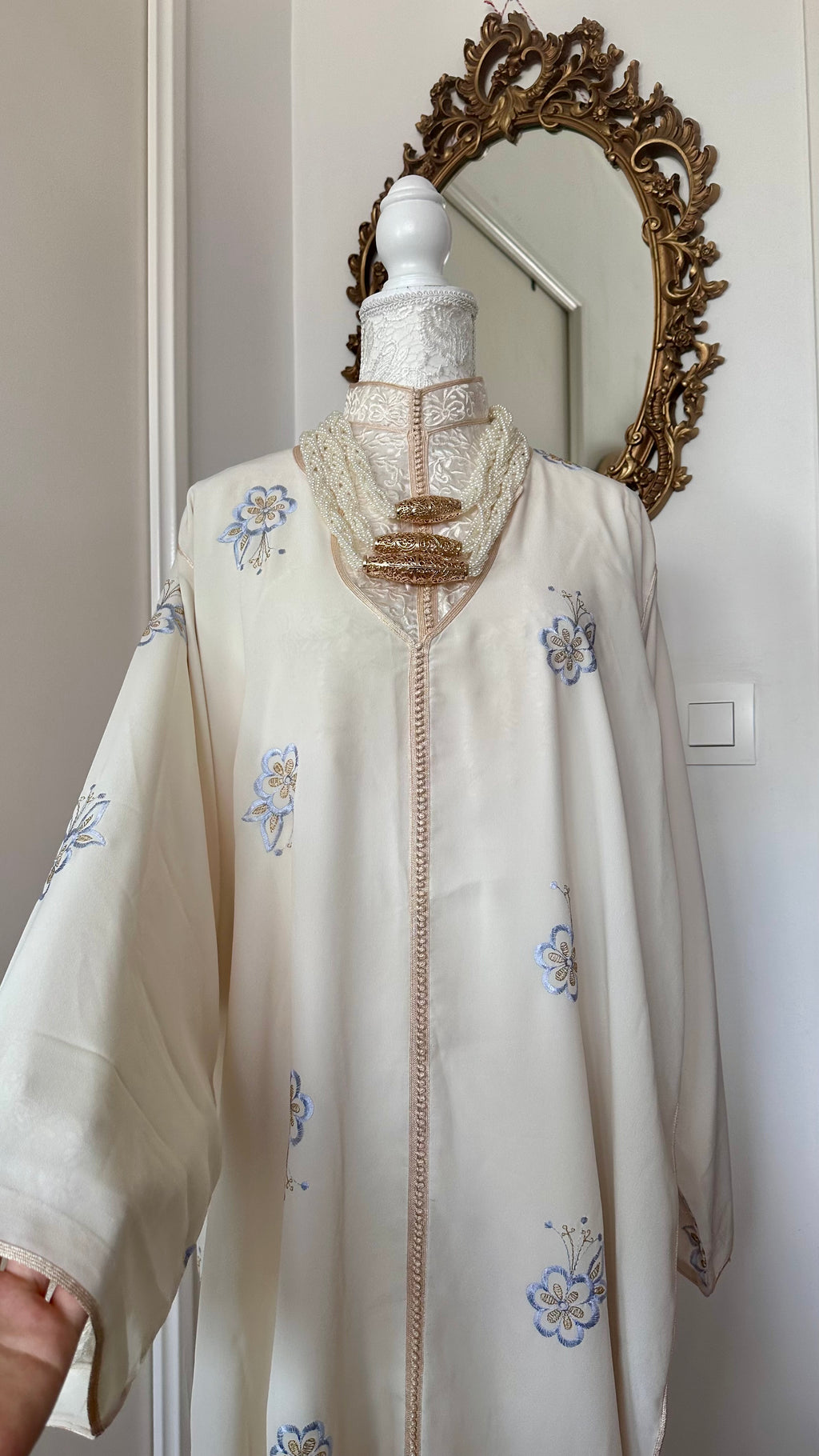 Takchita vintage blanc cassé avec motifs fleuris bleus – Réf. TAK-146