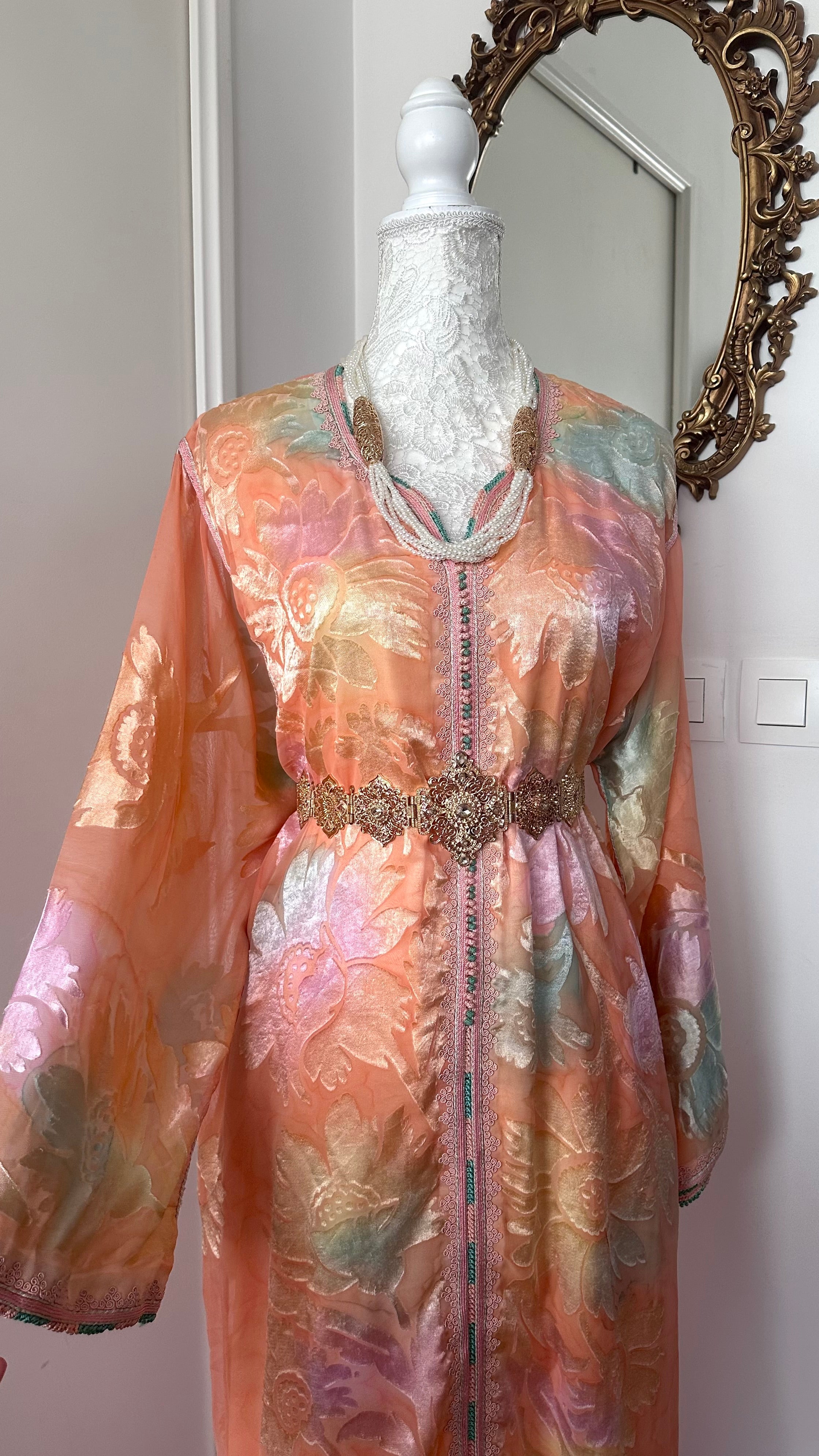 Takchita vintage saumon détails velours – Réf. TAK-094