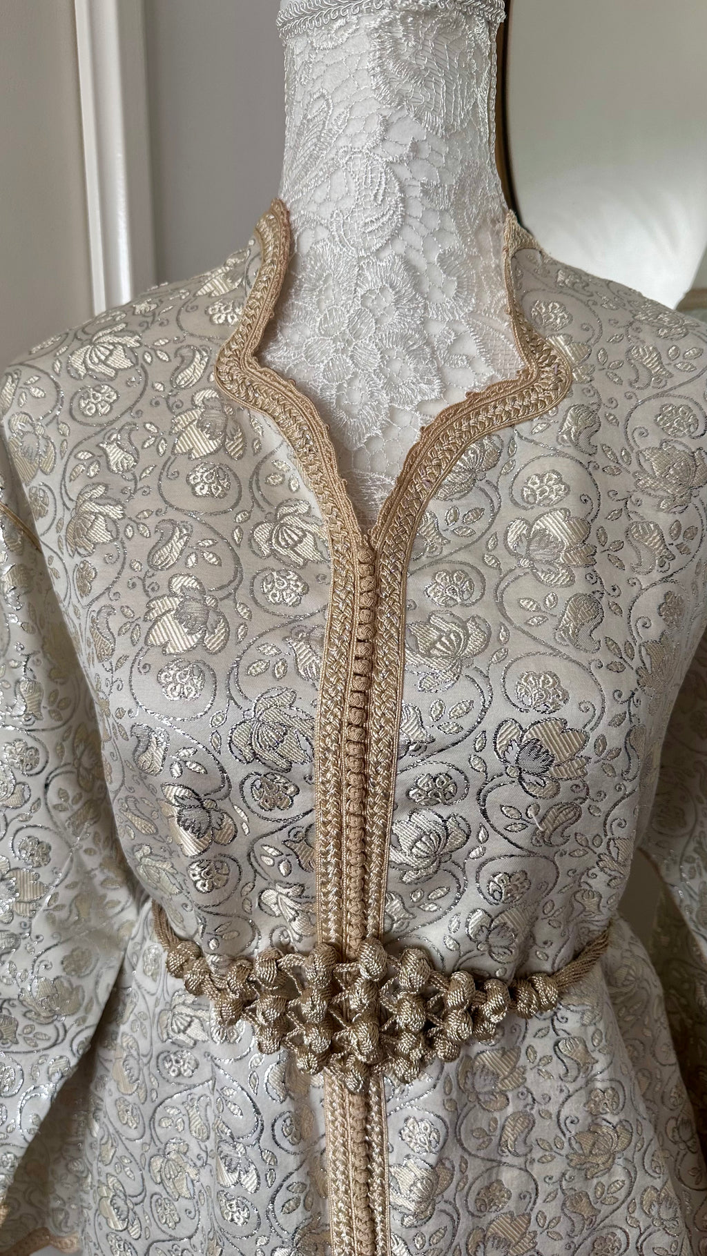 Caftan vintage beige et argenté en brocard – Réf. CAF-055