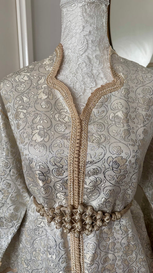 Caftan vintage beige et argenté en brocard – Réf. CAF-055