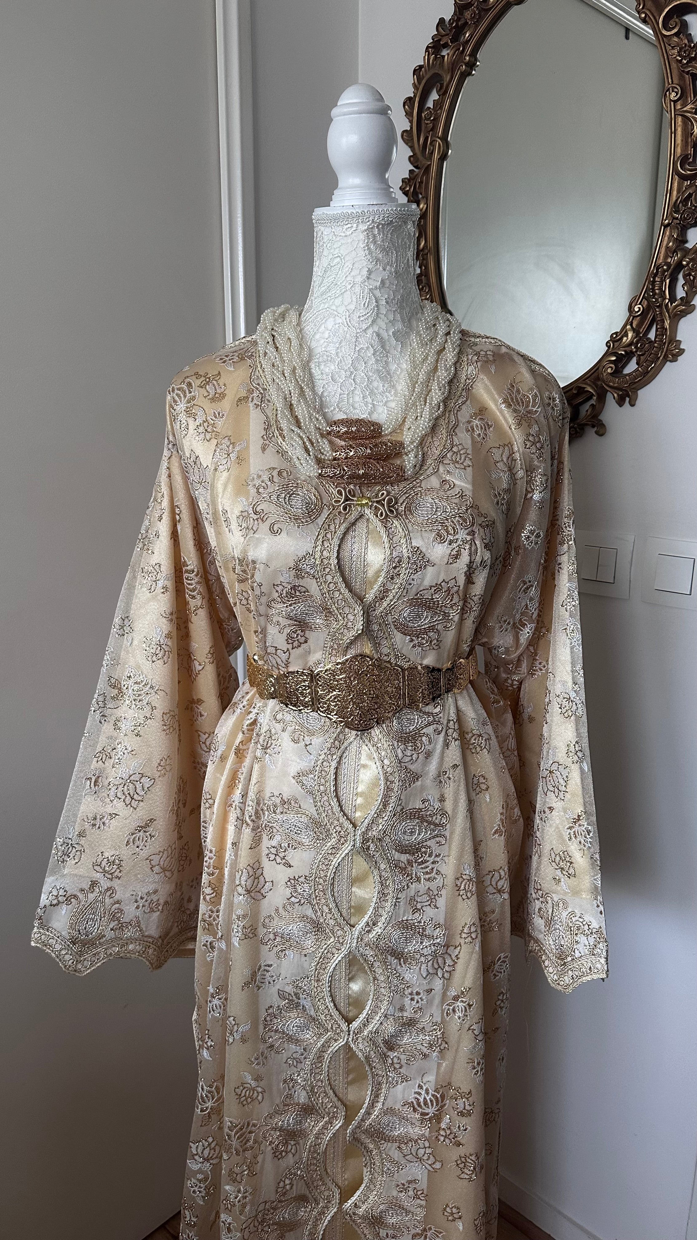 Takchita vintage beige brodée – Réf. TAK-027