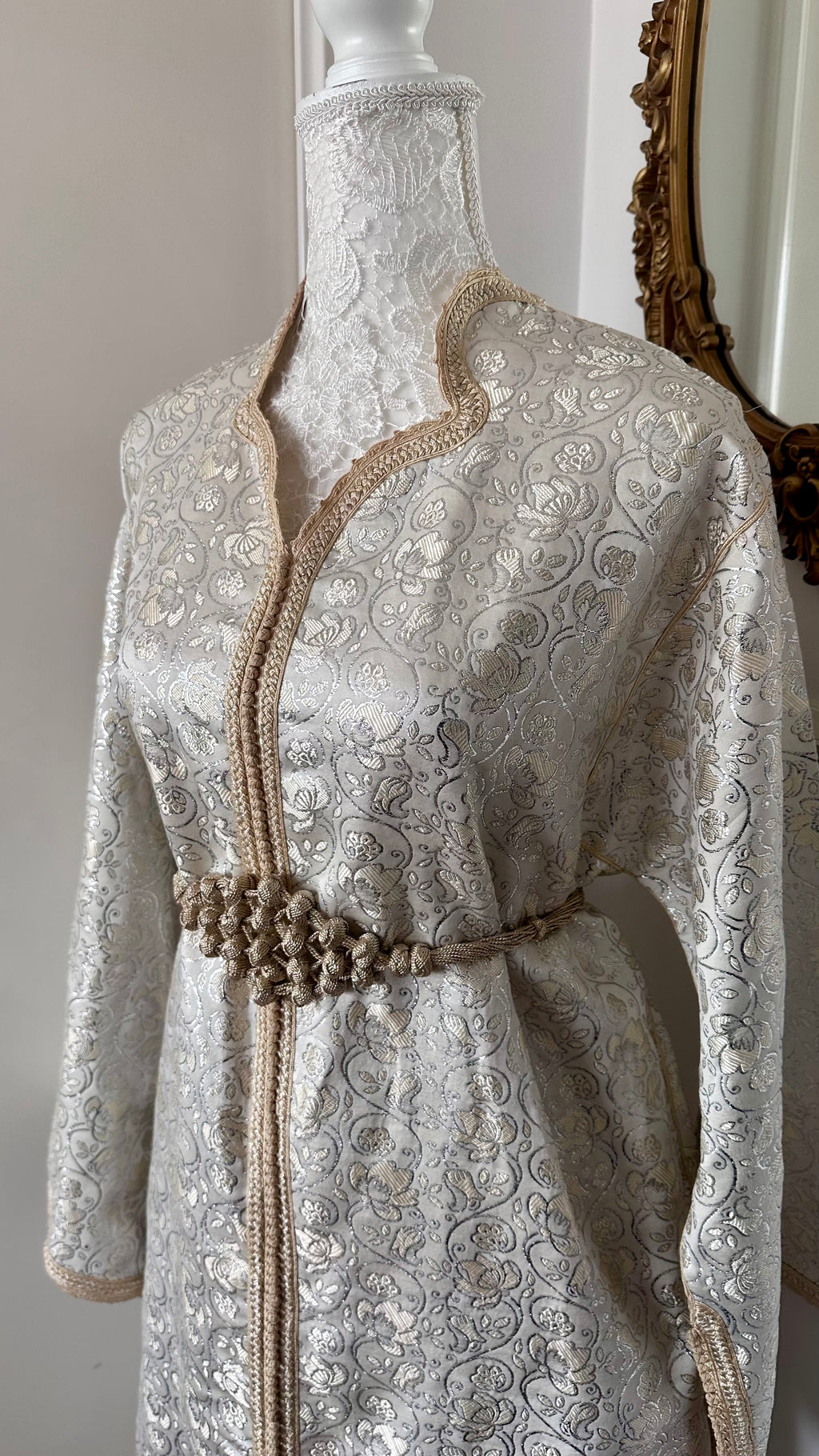 Caftan vintage beige et argenté en brocard – Réf. CAF-055