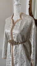 Caftan vintage beige et argenté en brocard – Réf. CAF-055