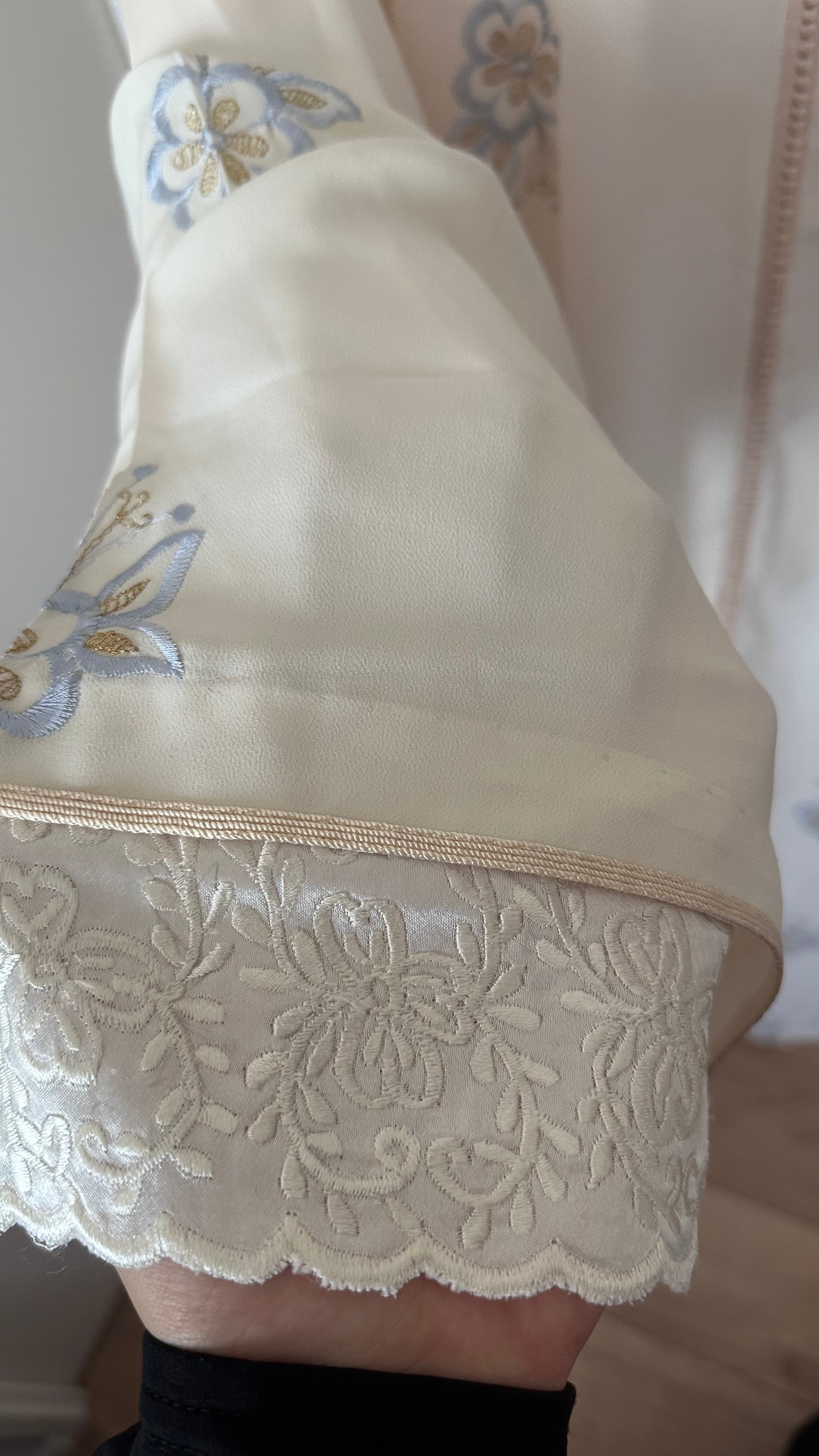 Takchita vintage blanc cassé avec motifs fleuris bleus – Réf. TAK-146