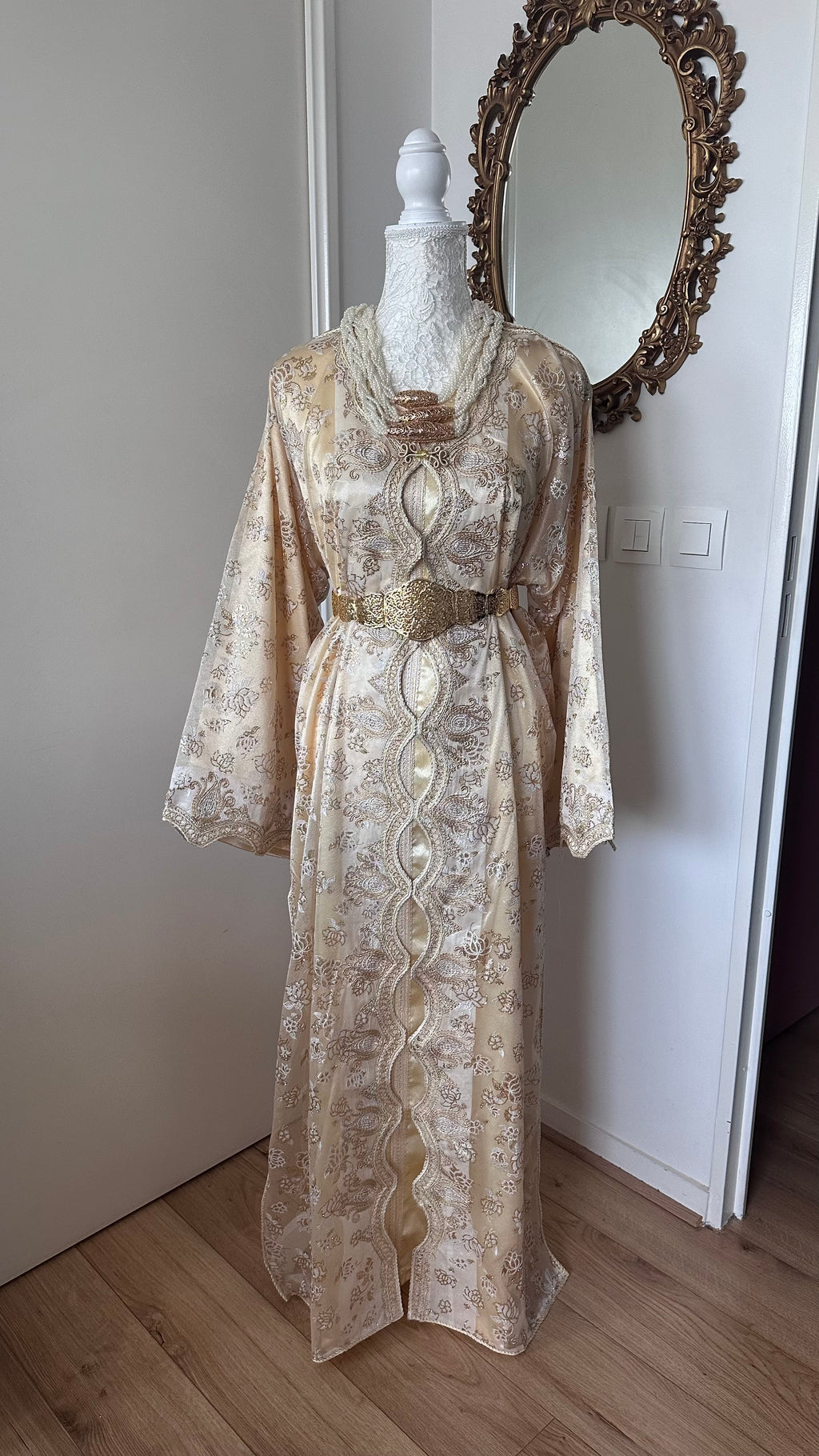 Takchita vintage beige brodée – Réf. TAK-027