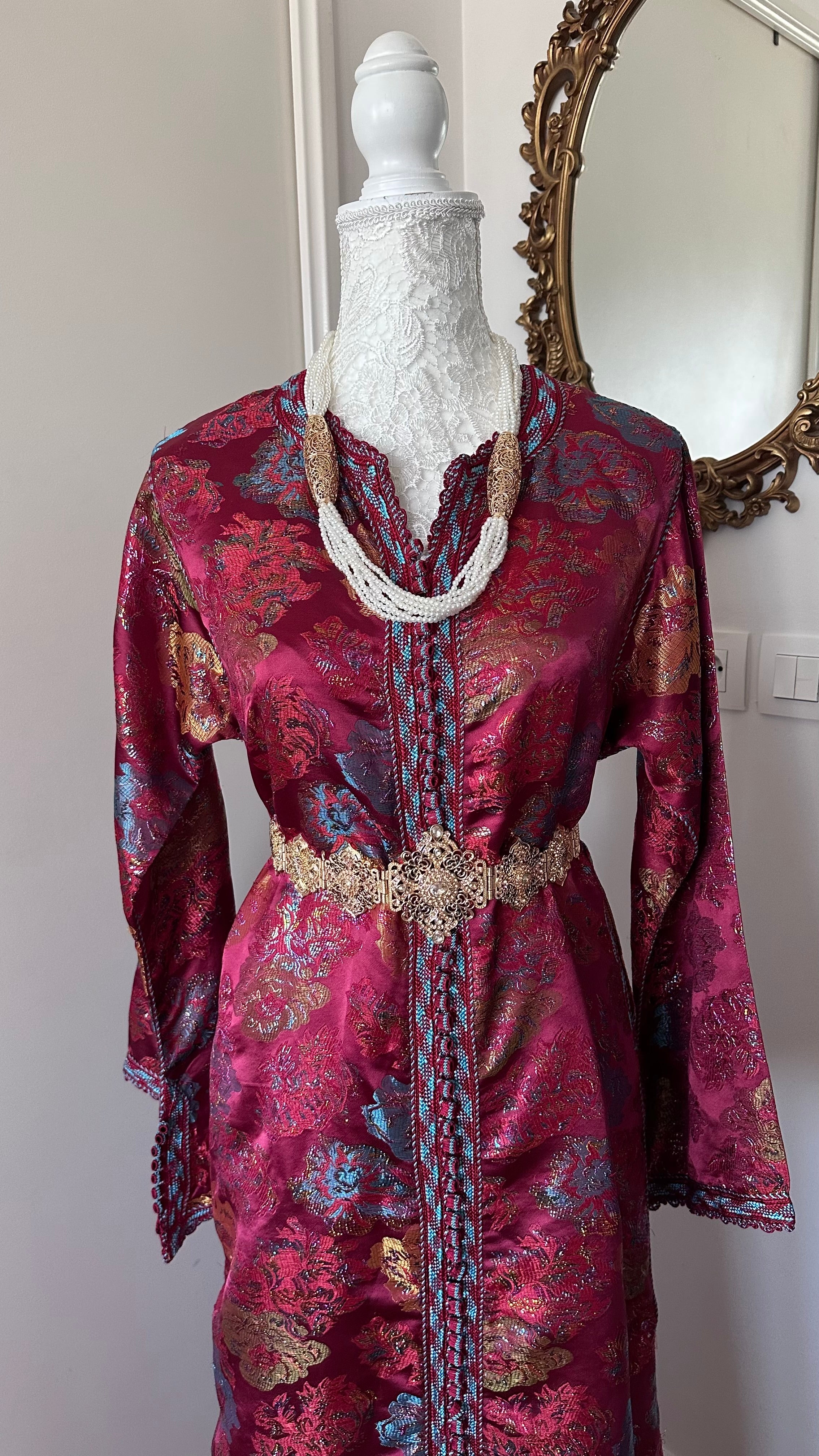 Caftan vintage bordeaux en brocard – Réf. CAF-070