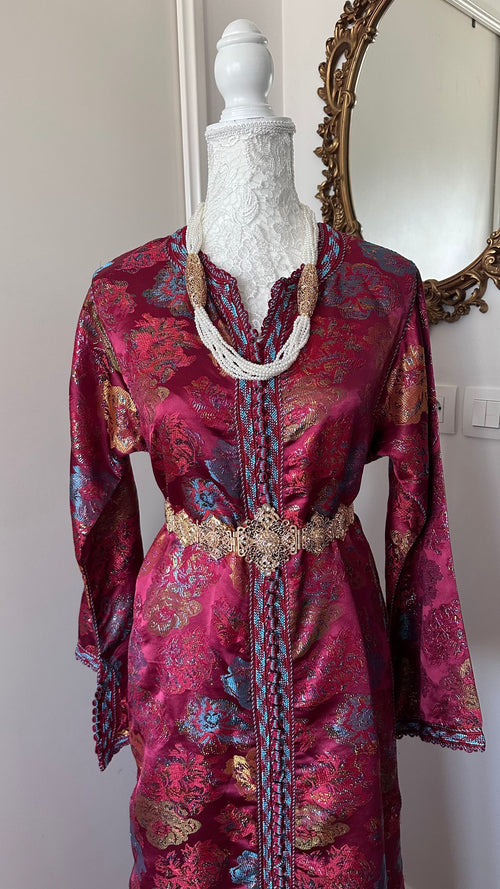 Caftan vintage bordeaux en brocard – Réf. CAF-070