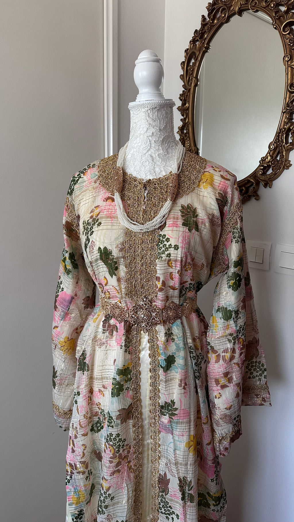 Takchita vintage beige à motifs fleuris – Réf. TAK-080