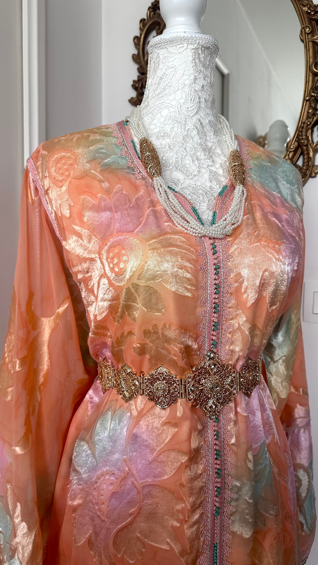 Takchita vintage saumon détails velours – Réf. TAK-094