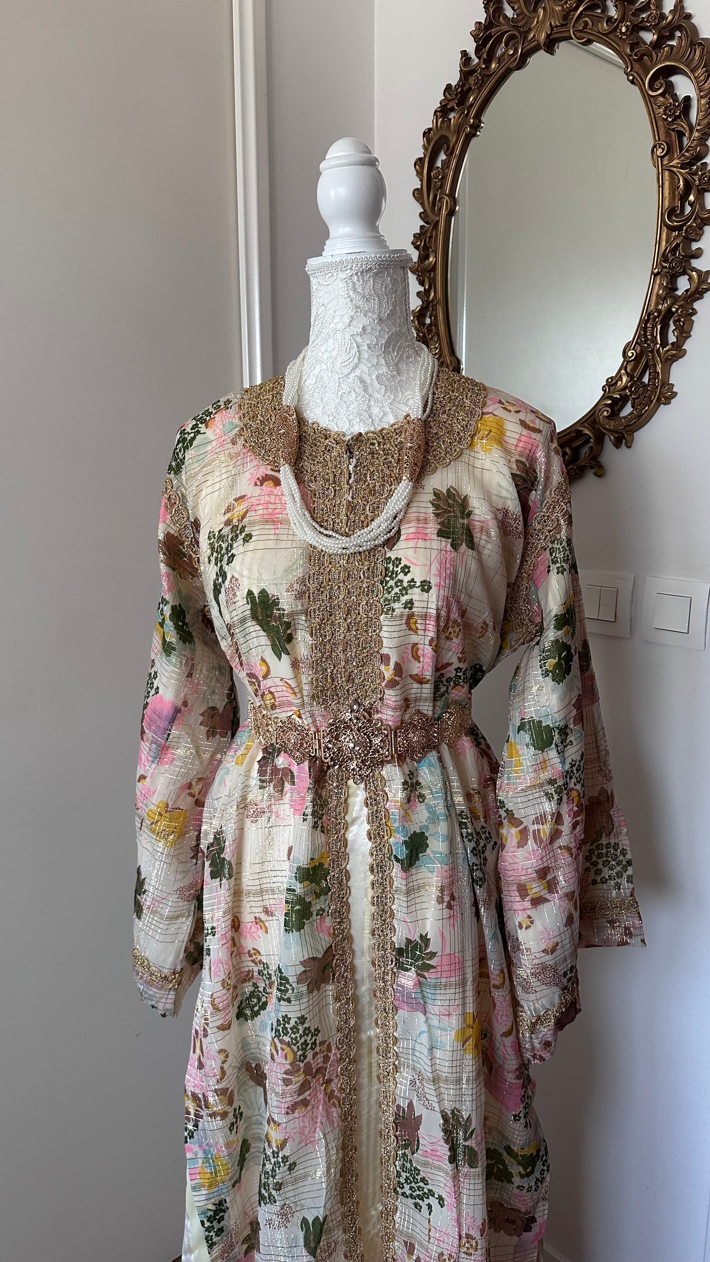 Takchita vintage beige à motifs fleuris – Réf. TAK-080