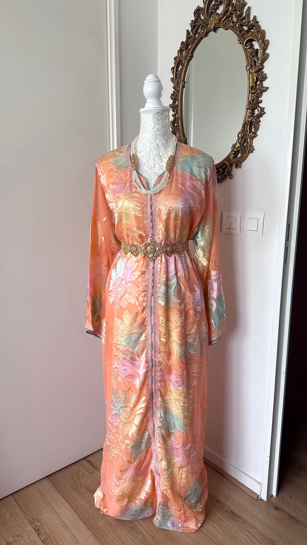 Takchita vintage saumon détails velours – Réf. TAK-094
