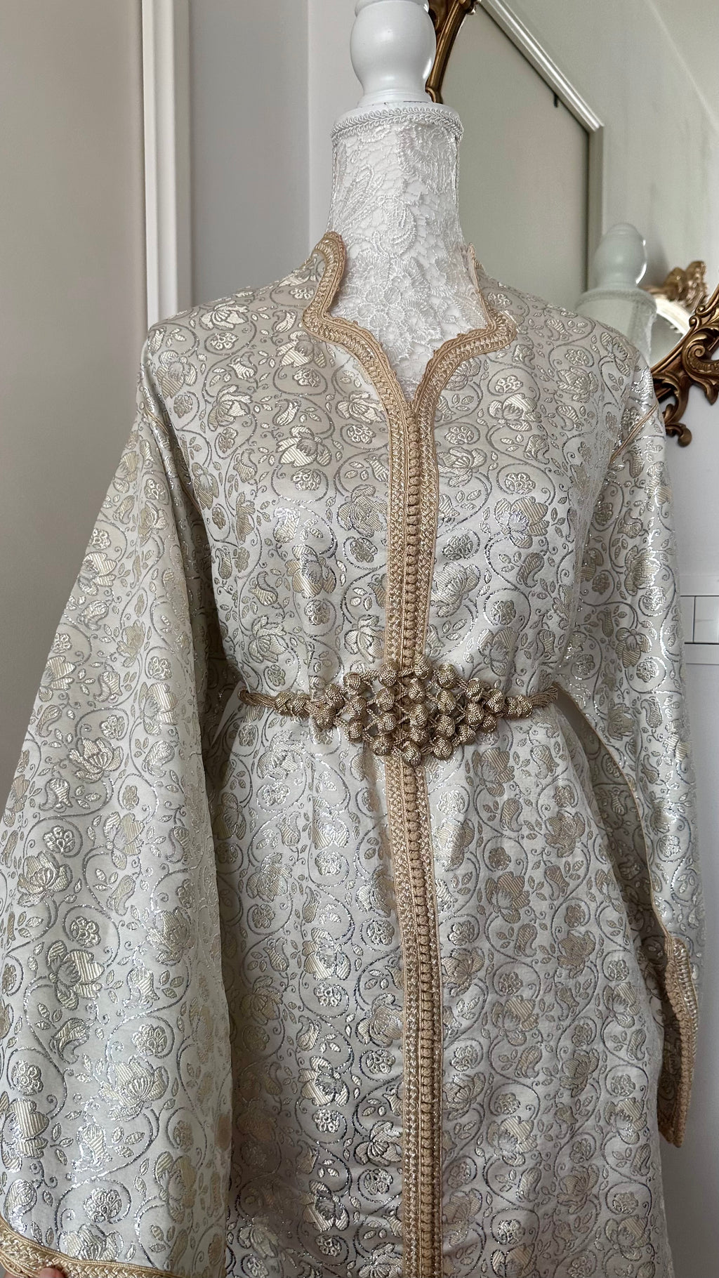 Caftan vintage beige et argenté en brocard – Réf. CAF-055