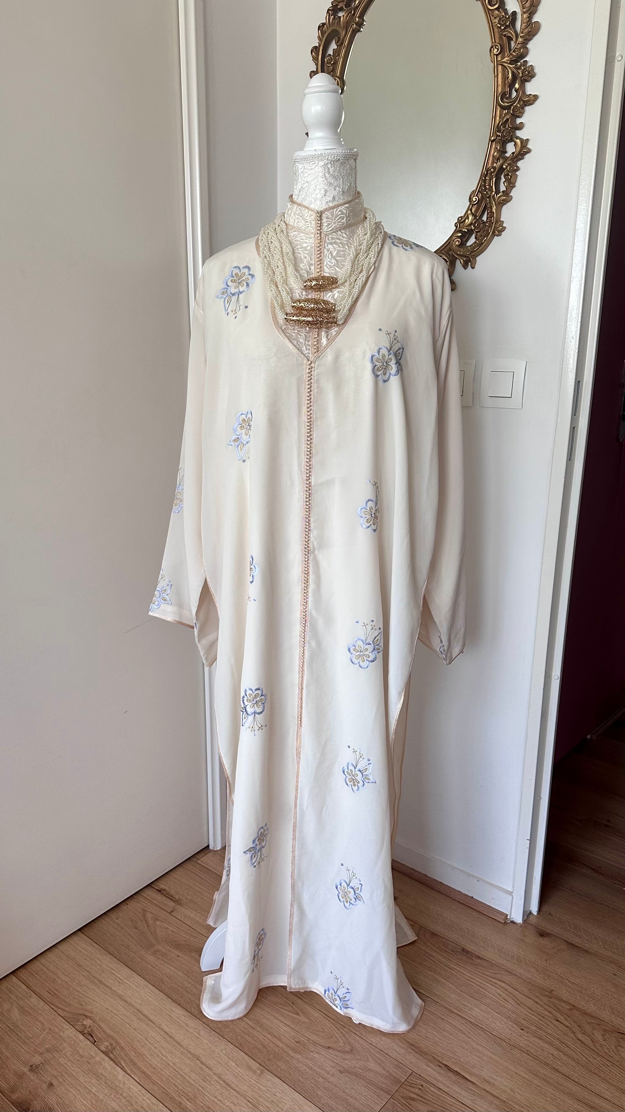 Takchita vintage blanc cassé avec motifs fleuris bleus – Réf. TAK-146