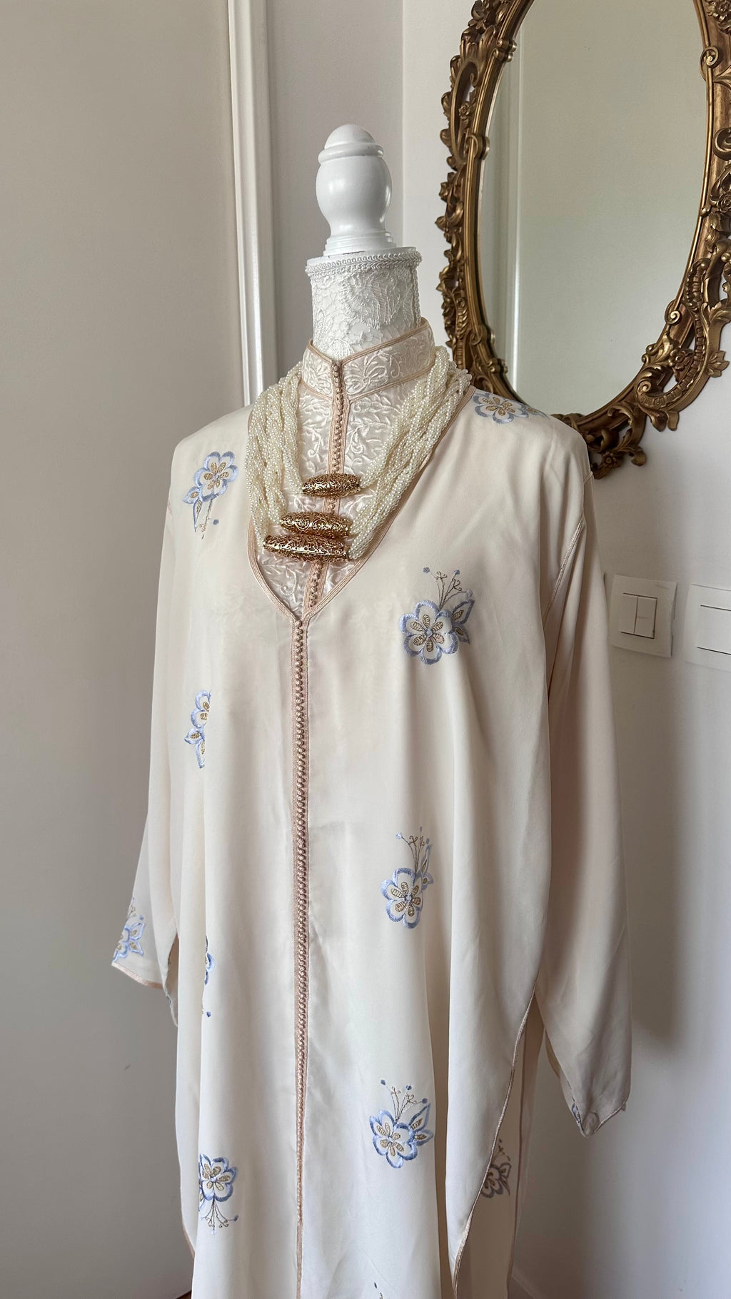 Takchita vintage blanc cassé avec motifs fleuris bleus – Réf. TAK-146