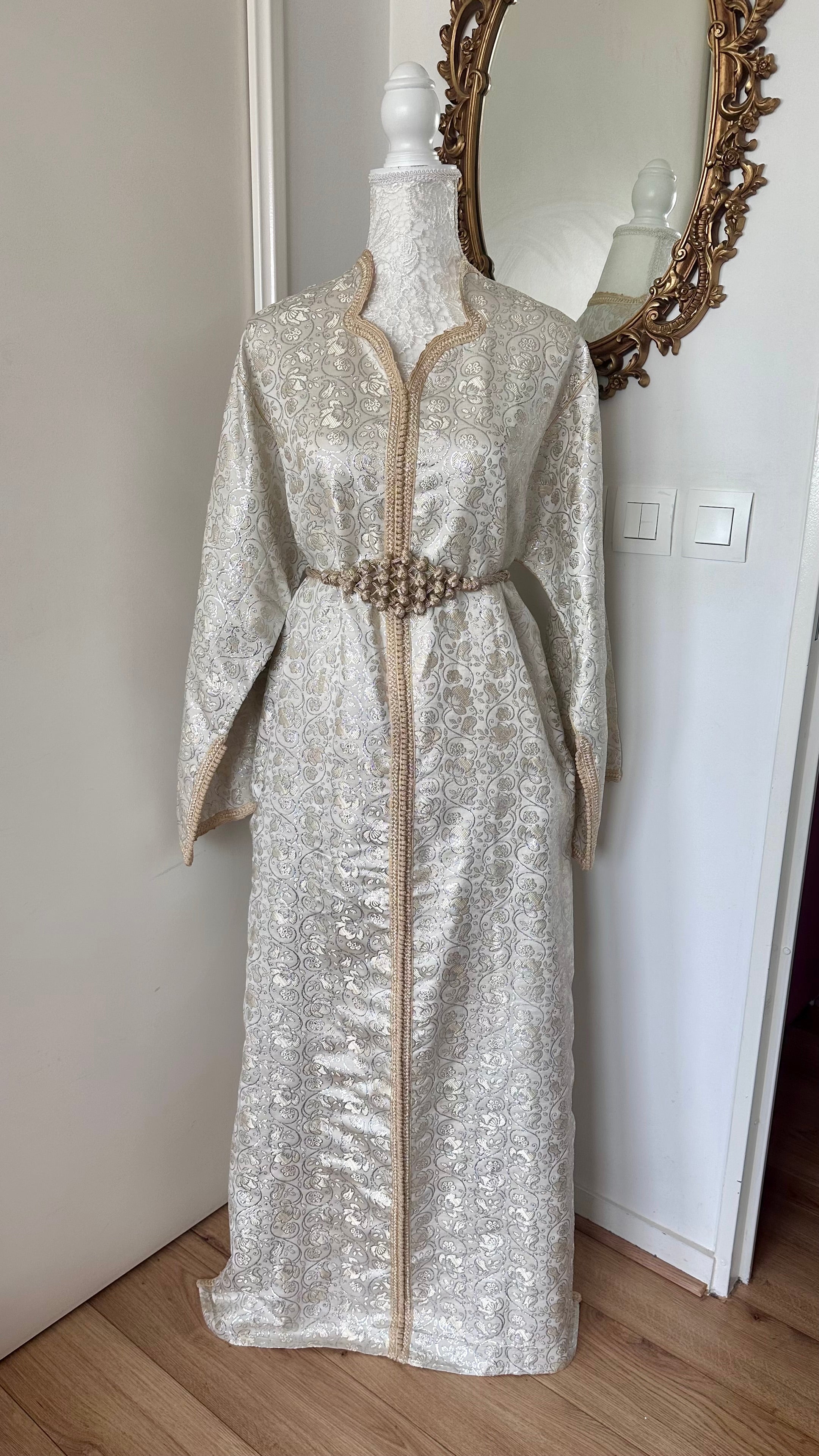 Caftan vintage beige et argenté en brocard – Réf. CAF-055