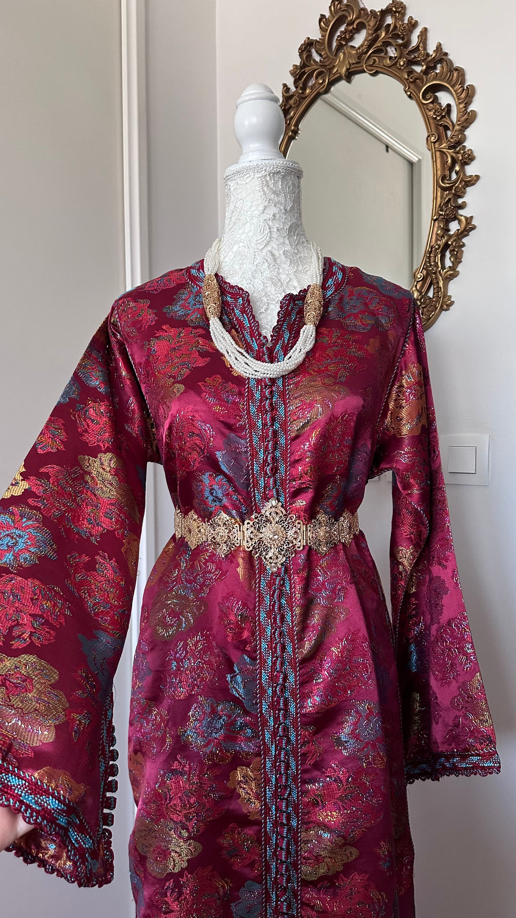 Caftan vintage bordeaux en brocard – Réf. CAF-070