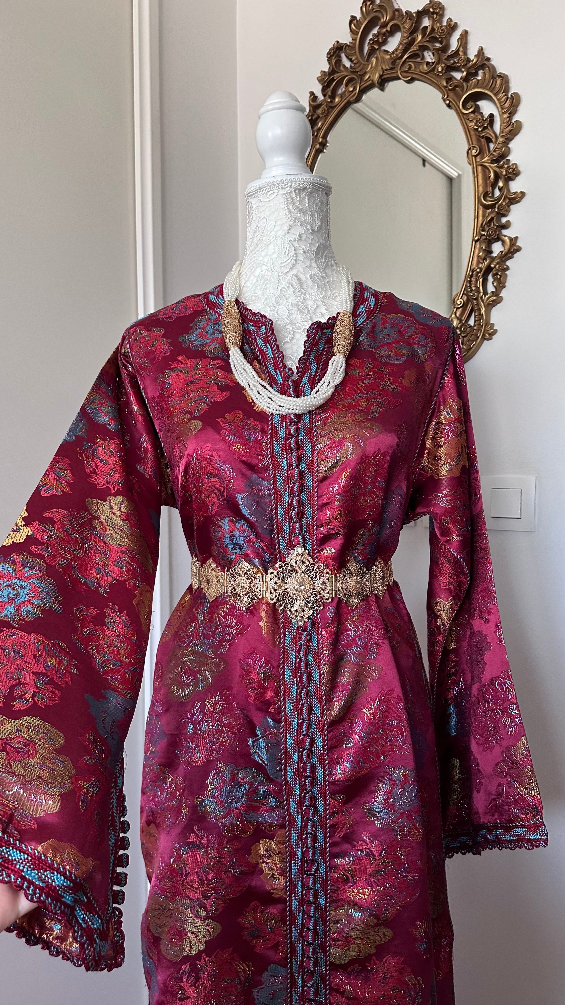 Caftan vintage bordeaux en brocard – Réf. CAF-070