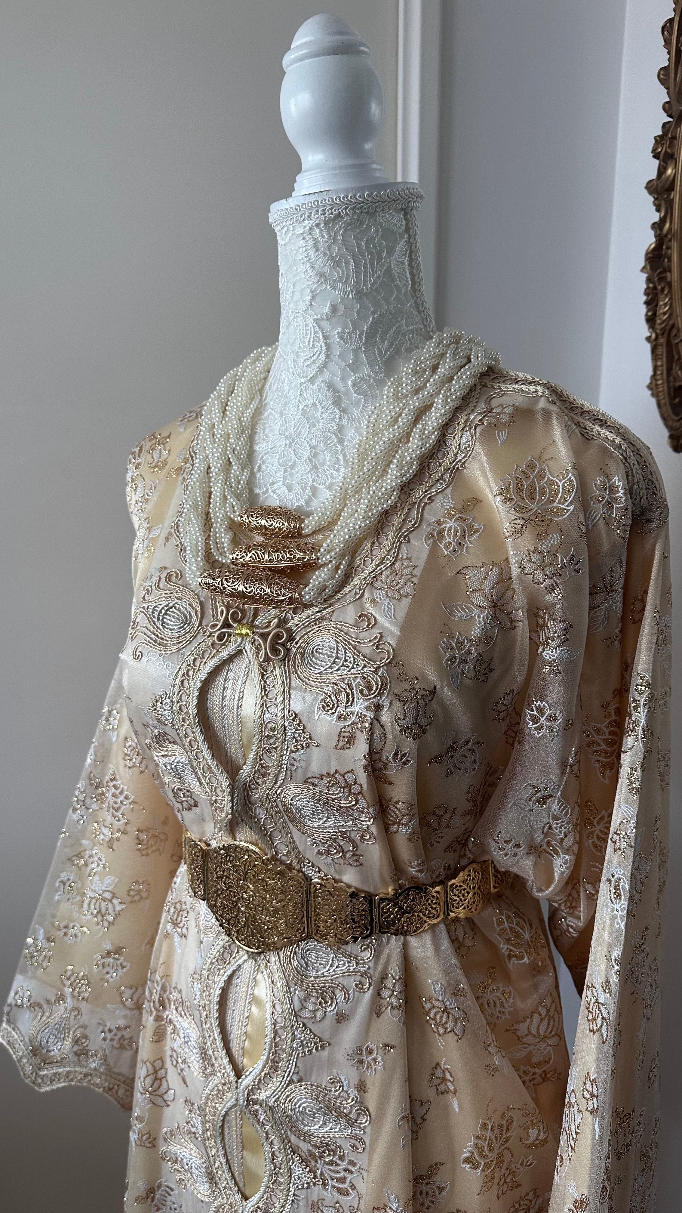 Takchita vintage beige brodée – Réf. TAK-027